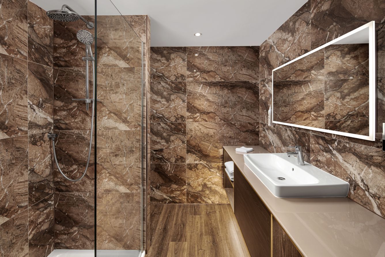 Bathroom for the double guest room with two double beds